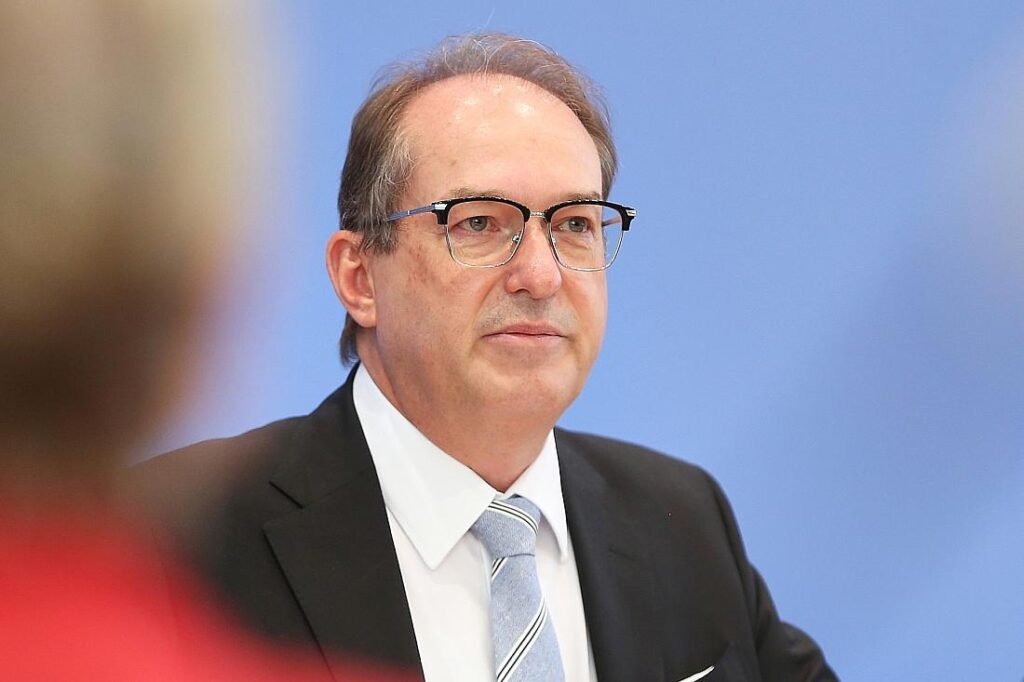 Dobrindt attackiert AfD: "Sie heizt die Stimmung an"