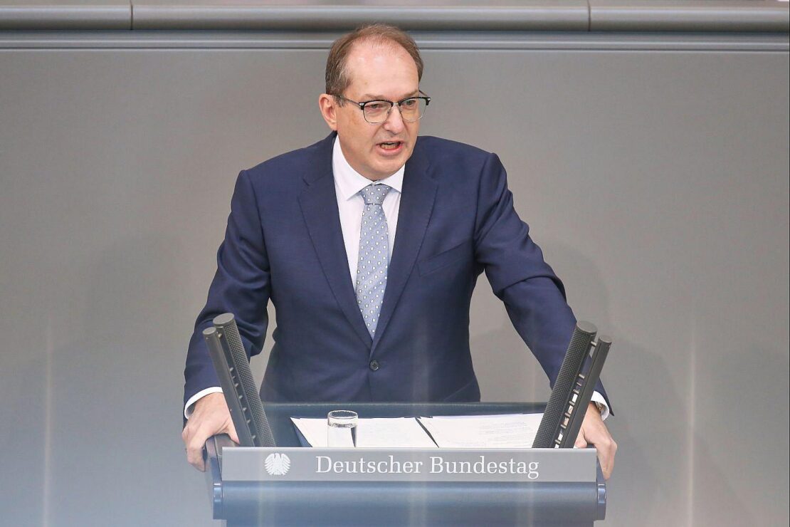 Dobrindt sieht Deutschland als Ziel einer "hybriden Bedrohung"