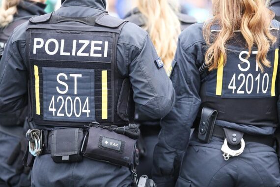 Beitragsbild: Polizei steht bei nächtlicher Kirmesschlägerei im Einsatz, verletzt Personen werden betreut.