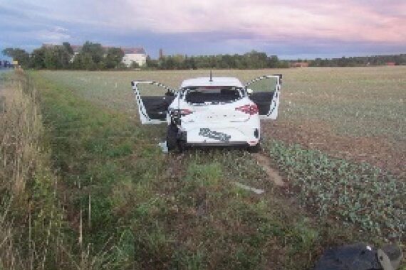 Verunfallte Fahrzeuge an einem Straßenrand; Polizei und Rettungsdienst im Einsatz.