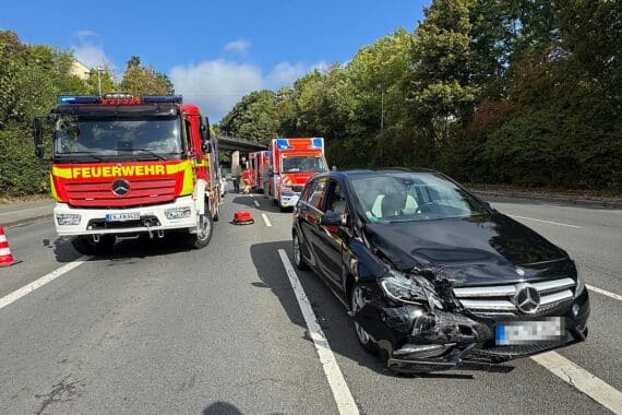 Verunfallte Fahrzeuge und Einsatzkräfte; Unfallstelle in Herdecke nach Auffahrunfall gesichert.