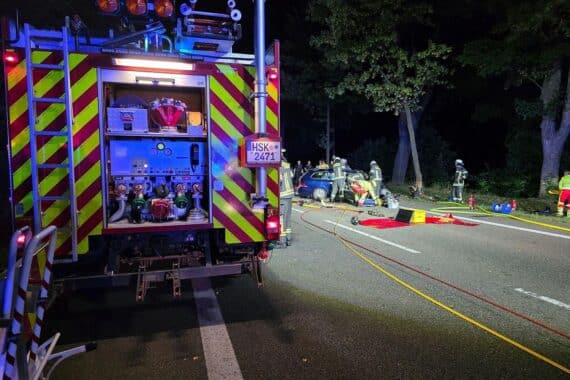 Rettungshubschrauber und Feuerwehrkräfte am Unfallort, Einsatz zur Bergung von verletzten Fahrzeuginsassen.