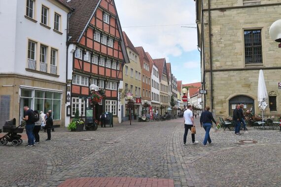 Lärmschutzmaßnahmen in Osnabrück: Versammlung am Nikolaiort, Gericht lehnt Eilantrag ab.