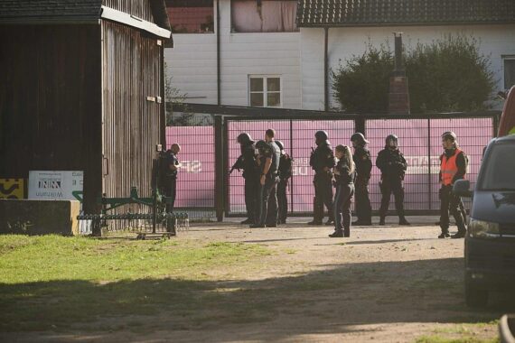 Einsatzkräfte trainieren gemeinsam im Stadion für Amoklage-Szenario, realistische Notfallmaßnahmen gezeigt.