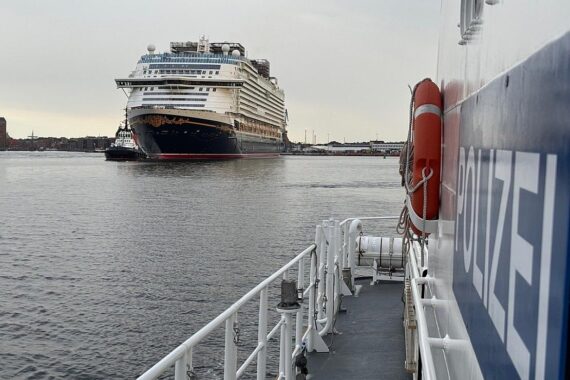 Kreuzfahrtschiff Disney Adventure wird von Schleppern in Wismar sicher aus dem Hafen gezogen.