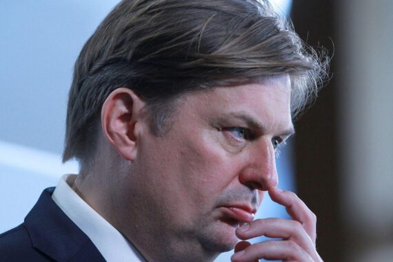 Verurteilung wegen Spionage: Jian G. übergibt geheime Informationen an China, Haftstrafe verhängt.