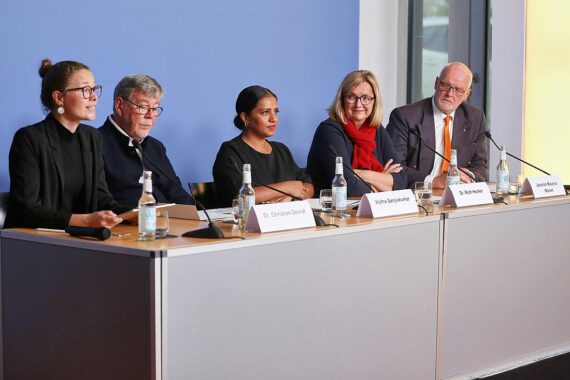 Eine Gruppe von Experten diskutiert Kindersicherheit im Gesundheitssystem mit Fokus auf Kommunikation.