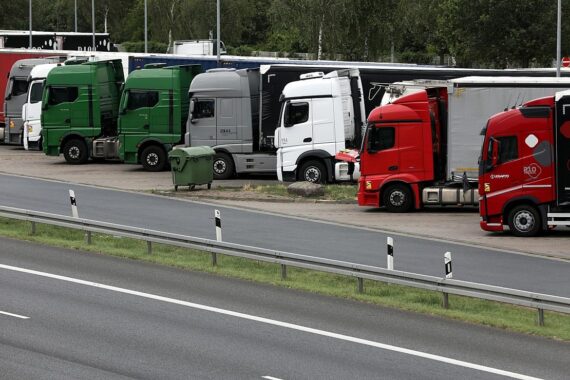 Lastwagen transportieren Waren, symbolisieren Export-Import-Dynamik Sachsen-Anhalts in Europa und weltweit.