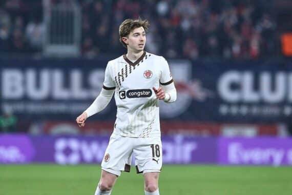 Scott Banks im Trikot des FC St. Pauli, symbolisiert seine Leihe zu Blackpool.