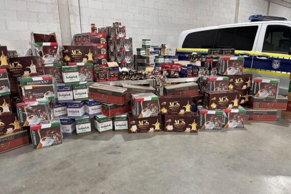 Zollbeamte sichern große Mengen unversteuerten Kaffees auf einem Rastplatz in Köln.