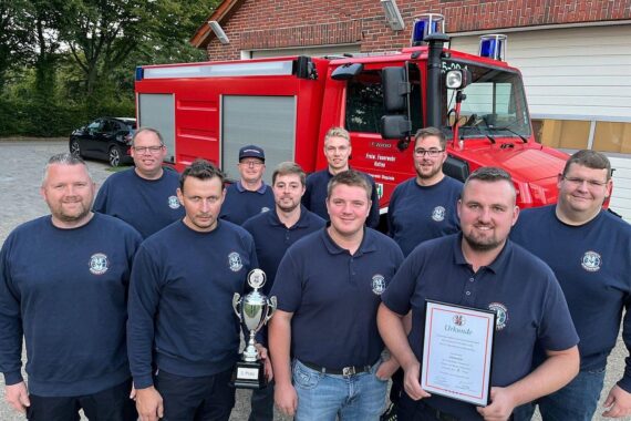 Gruppenfoto der Feuerwehr Dingstede nach erfolgreichem Regionalentscheid mit Auszeichnung und Teamgeist.
