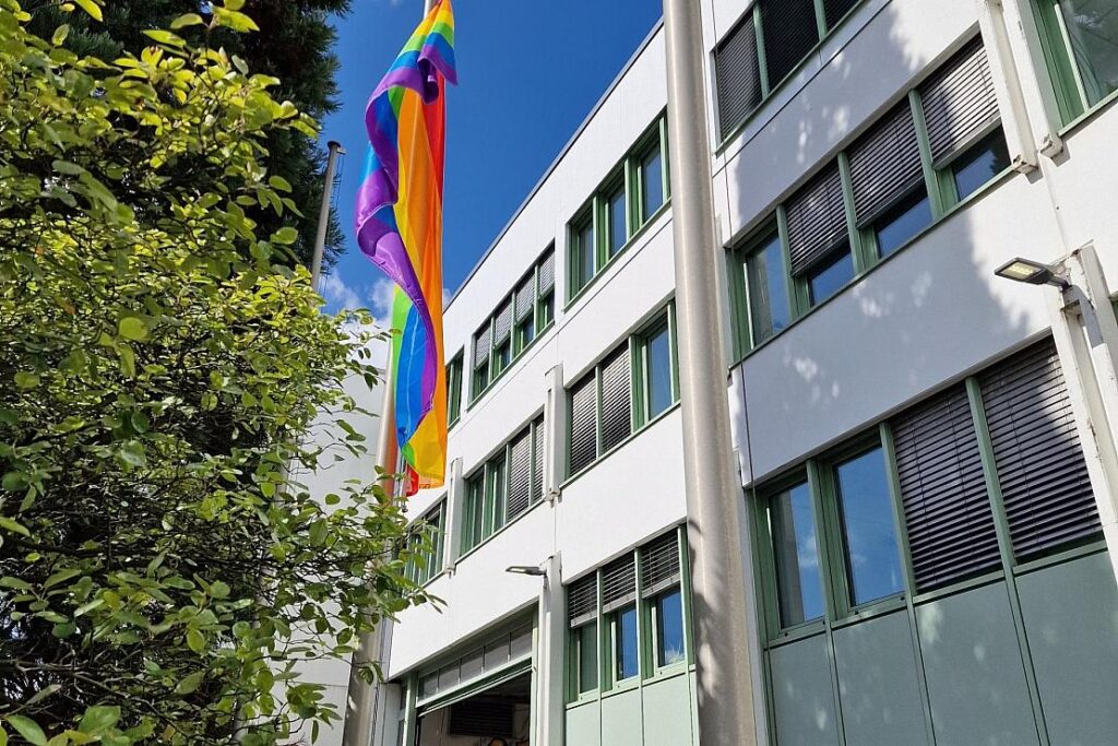 Feuerwehr Wuppertal hisst Regenbogenfahnen zur Vielfaltswoche