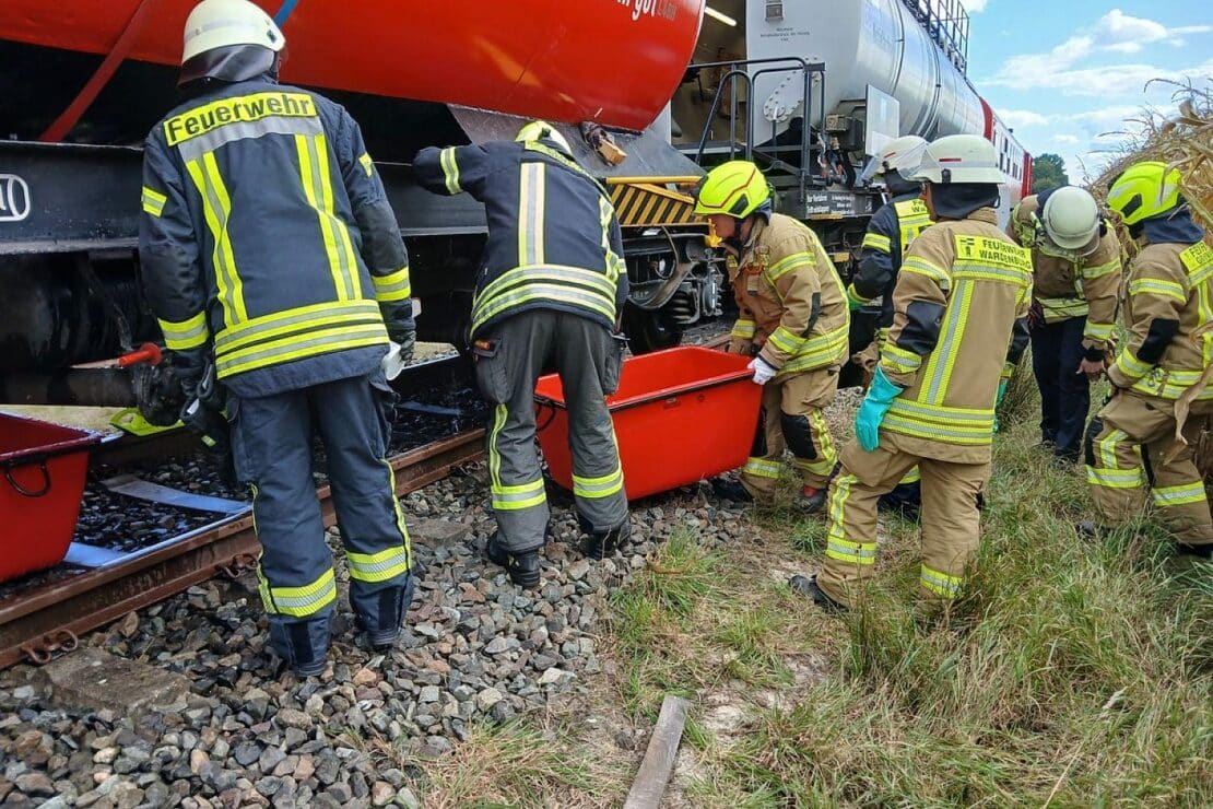 Feuerwehr übt Gefahrguteinsatz mit DB-Ausbildungszug in Garrel