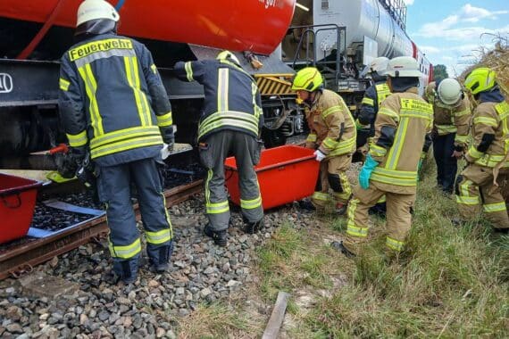 Einsatzkräfte üben Abdichten von Leckagen an Kesselwagen für Gefahrgutunfälle im Schienenverkehr.