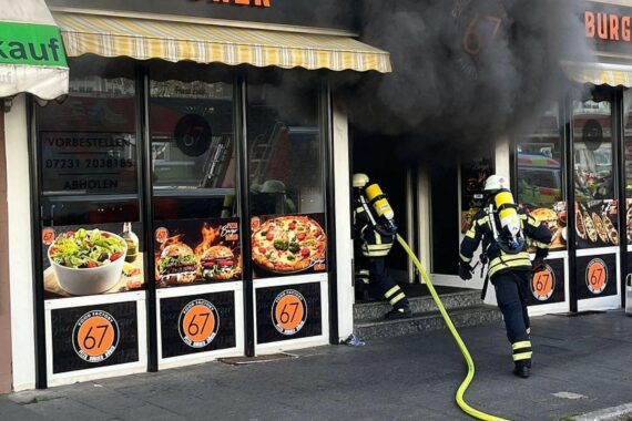 Brand in Pforzheim: Rauchentwicklung, Feuerwehr im Einsatz, Evakuierung von Bewohnern, Küchenfeuer.