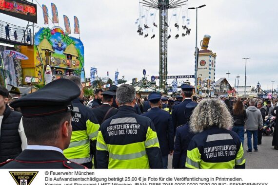 Feuerwehrkräfte auf dem Oktoberfest, Einsatzfahrzeuge und entspannte Atmosphäre auf der Theresienwiese.