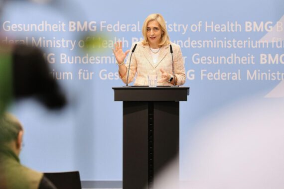 Nina Warken leitet die Finanzkommission zur Stabilisierung der gesetzlichen Krankenversicherung in Berlin.