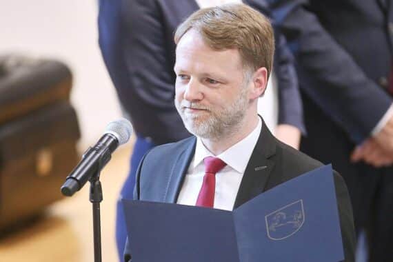 Gerald Heere besucht militärischen Flugplatz, informiert über Bauarbeiten und nachhaltige Wiederverwertung.