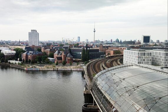 Panoramaaufnahme von Berlin mit Fokus auf unterschiedliche Flächennutzung zwischen Bezirken.