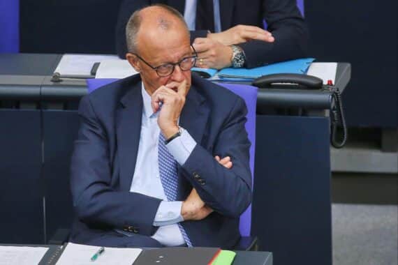 Friedrich Merz präsentiert durch sinkende Zufriedenheit und hohe AfD-Wählergunst politische Herausforderungen in Deutschland.