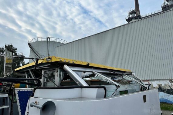 Gütermotorschiff nach Kollision mit Brücke: Schaden am Steuerhaus, Schiffsführer verletzt.