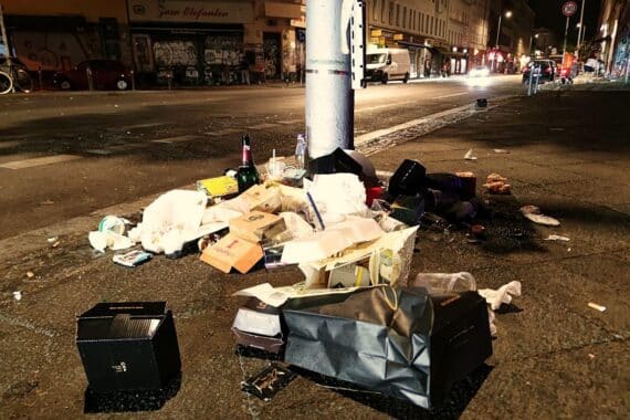 Party-Überreste auf Straße, Symbol für Verschmutzung, die Frankfurt bekämpfen will.