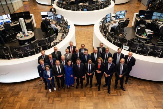 Frankfurter Wertpapierbörse mit Politikern, die Strategiepapier zur Stärkung des Finanzstandorts prüfen.