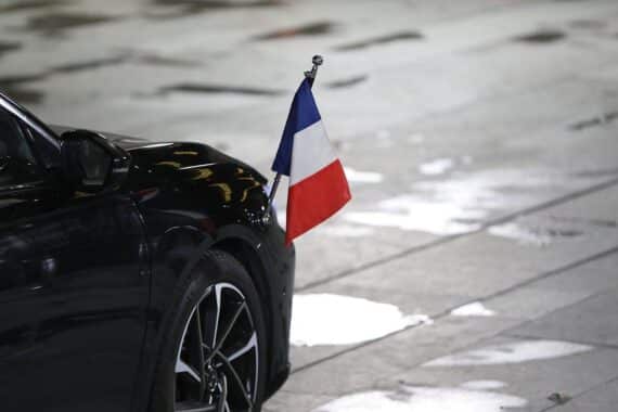 Französische Fahne vor dem Paris Gericht, Symbol für Sarkozys Urteil zur Libyen-Affäre.