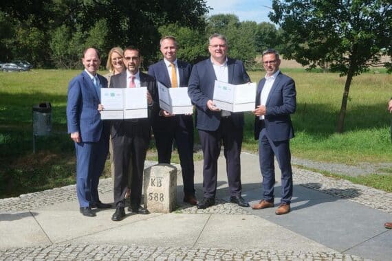 Drei Politiker unterzeichnen Allianz-Papier am Dreiländereck für gemeinsame Initiativen und Zusammenarbeit.