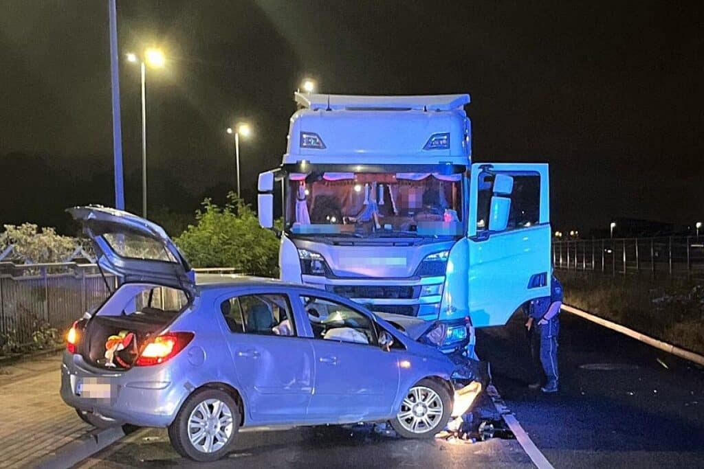 Frontalzusammenstoß in Duisburg-Friemersheim verletzt zwei Personen