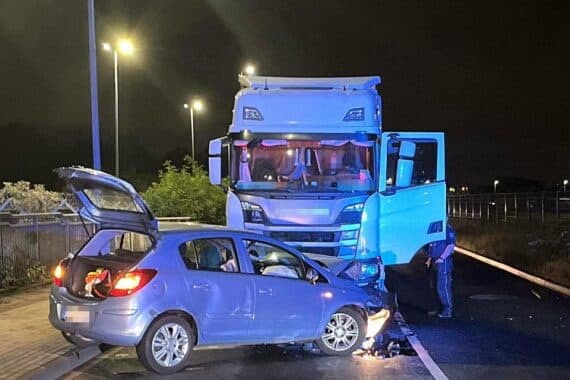 Auto kollidiert frontal mit Lkw nach Kontrollverlust; Unfallstelle auf Osloer Straße gesperrt.