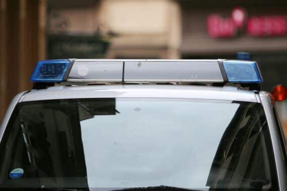 Lkw mit Gefahrgutunfall, Feuerwehr im Einsatz, abgesperrte Autobahn, Sicherheitsmaßnahmen wegen Salpetersäure.