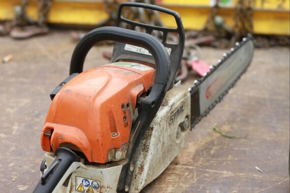 Motorsäge bei Gehölzpflegearbeiten, Bäume werden für Verkehrssicherheit zurückgeschnitten oder gefällt.