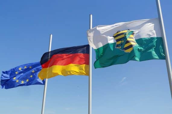 Flaggen wehen vor dem sächsischen Landtag, symbolisieren Fortschritt und Investition in Technologie.