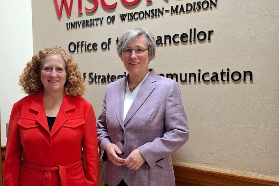Katharina Lorenz und Jennifer Mnookin diskutieren über internationale wissenschaftliche Zusammenarbeit an Universitäten.