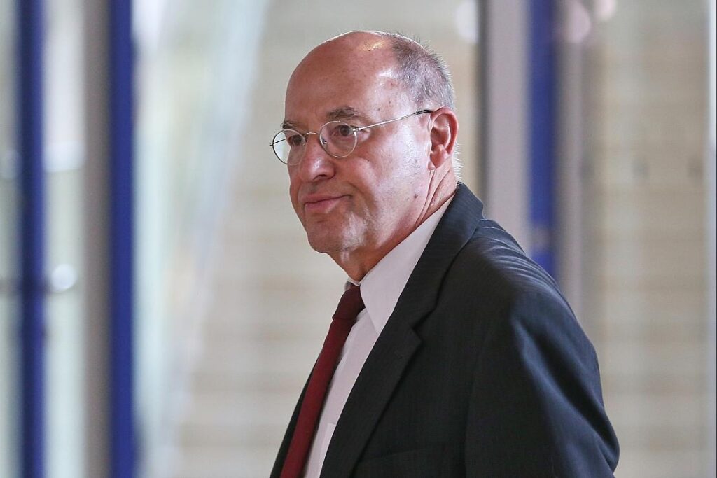 Gregor Gysi trägt sich in Tübingen ins Goldene Buch ein