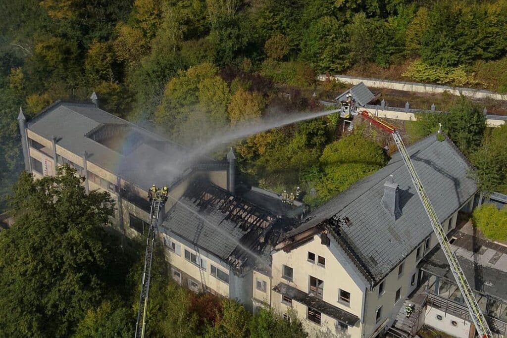 Großeinsatz nach Gebäudebrand in Lohmar-Kreuznaaf