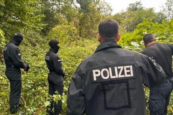 Polizei durchsucht Tatort mit Hunden, Einsatzkräfte bei großangelegter Suchaktion nach Tötungsdelikt.