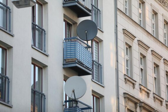 Satellitenschüssel am Wohnhaus, Symbol für moderne Wohnrealitäten und Wohnungspolitik in Berlin.