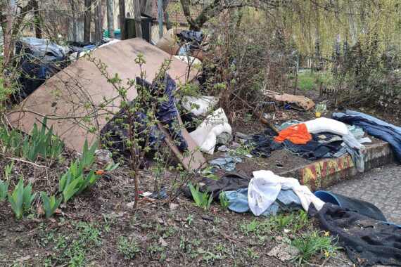 Vermüllte Parks und Grünflächen in Berlin, die die Lebensqualität der Bürger gefährden.