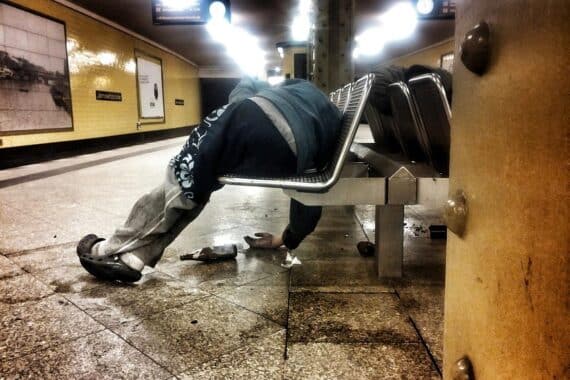 Bild einer tristen Stadtlandschaft mit Obdachlosen, um soziale Probleme und Vernachlässigung zu verdeutlichen.