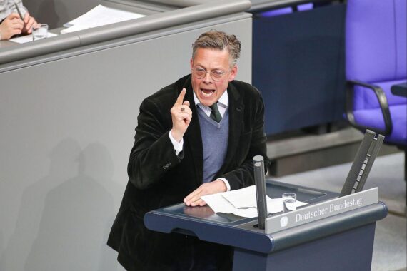 Ein Porträt von Konstantin von Notz, der über Drohnenbedrohungen und Innenpolitik spricht.