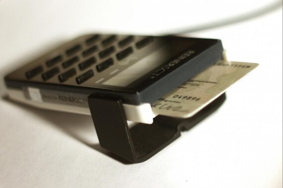 Personalausweis mit Online-Funktion, Bürger informiert über digitale Verwaltungsangebote im Einkaufszentrum.