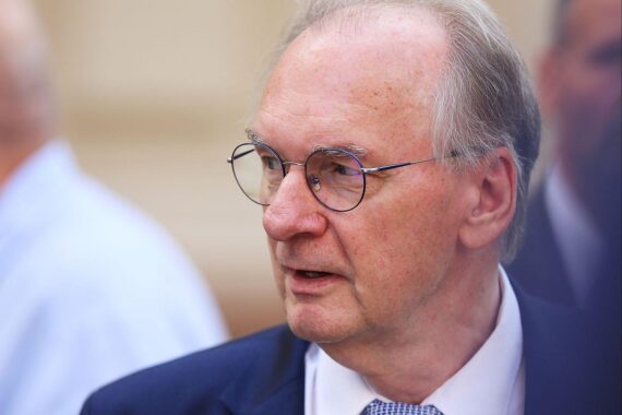 Reiner Haseloff überreicht Förderbescheide für nachhaltige Strukturwandelprojekte im Landkreis Mansfeld-Südharz.