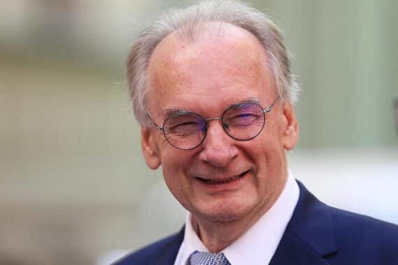 Reiner Haseloff überreicht Zuwendungsbescheide für neues Bildungszentrum in Bitterfeld-Wolfen.