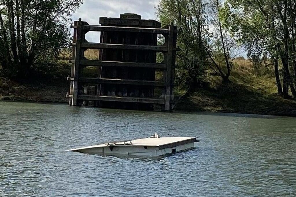 Hausboot in Xanten-Wardt gesunken