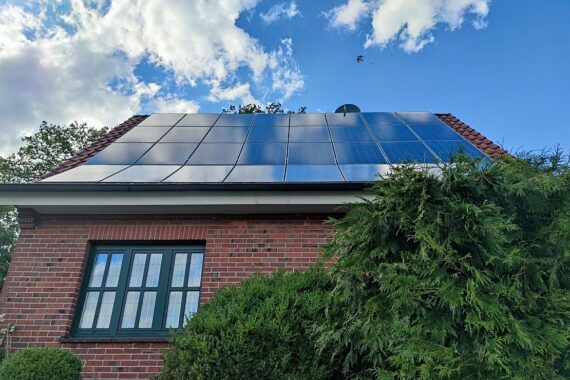 Solarzellen auf einem Hausdach symbolisieren Hessens Förderung erneuerbarer Energie und private Energiewende.