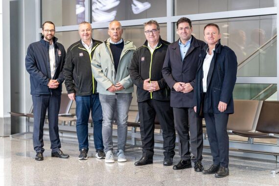 Hessens Innenminister begleitet Abschiebung, Bürger werden zum Flughafen transportiert. Polizisten und Beamte im Einsatz.