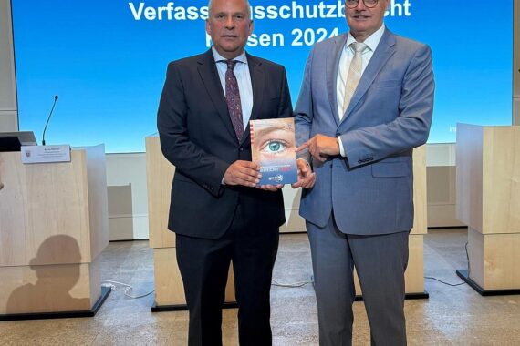 Innenminister Poseck und Verfassungsschutzpräsident Neumann präsentieren den Verfassungsschutzbericht 2024 in Wiesbaden.