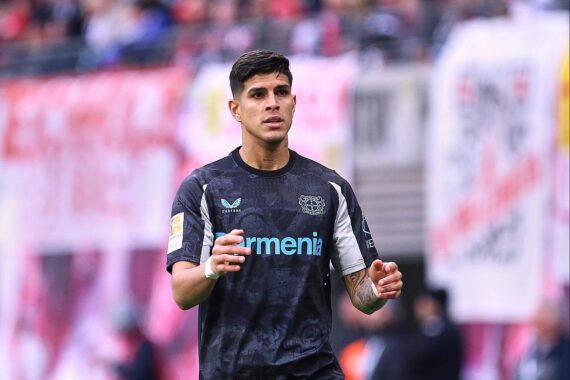 Piero Hincapié in Aktion, symbolisiert den Wechsel von Bayer 04 Leverkusen zu Arsenal.